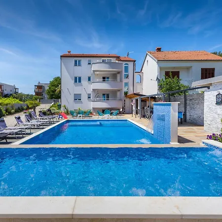 Hébergement de vacances Beautiful In Pula With Jacuzzi *